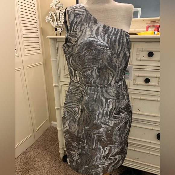 Calvin Klein one shoulder, metallic, party dress size 8. - Picture 4 of 7